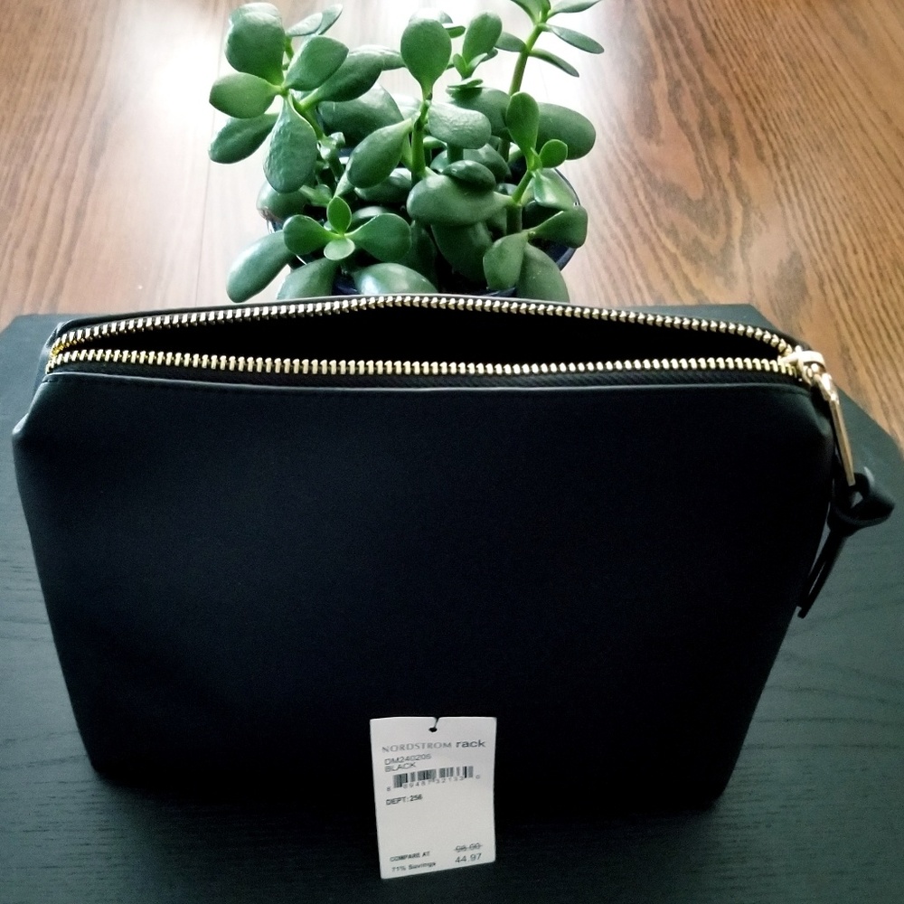 💝SOLD💝NWT Steve Madden black clutch.